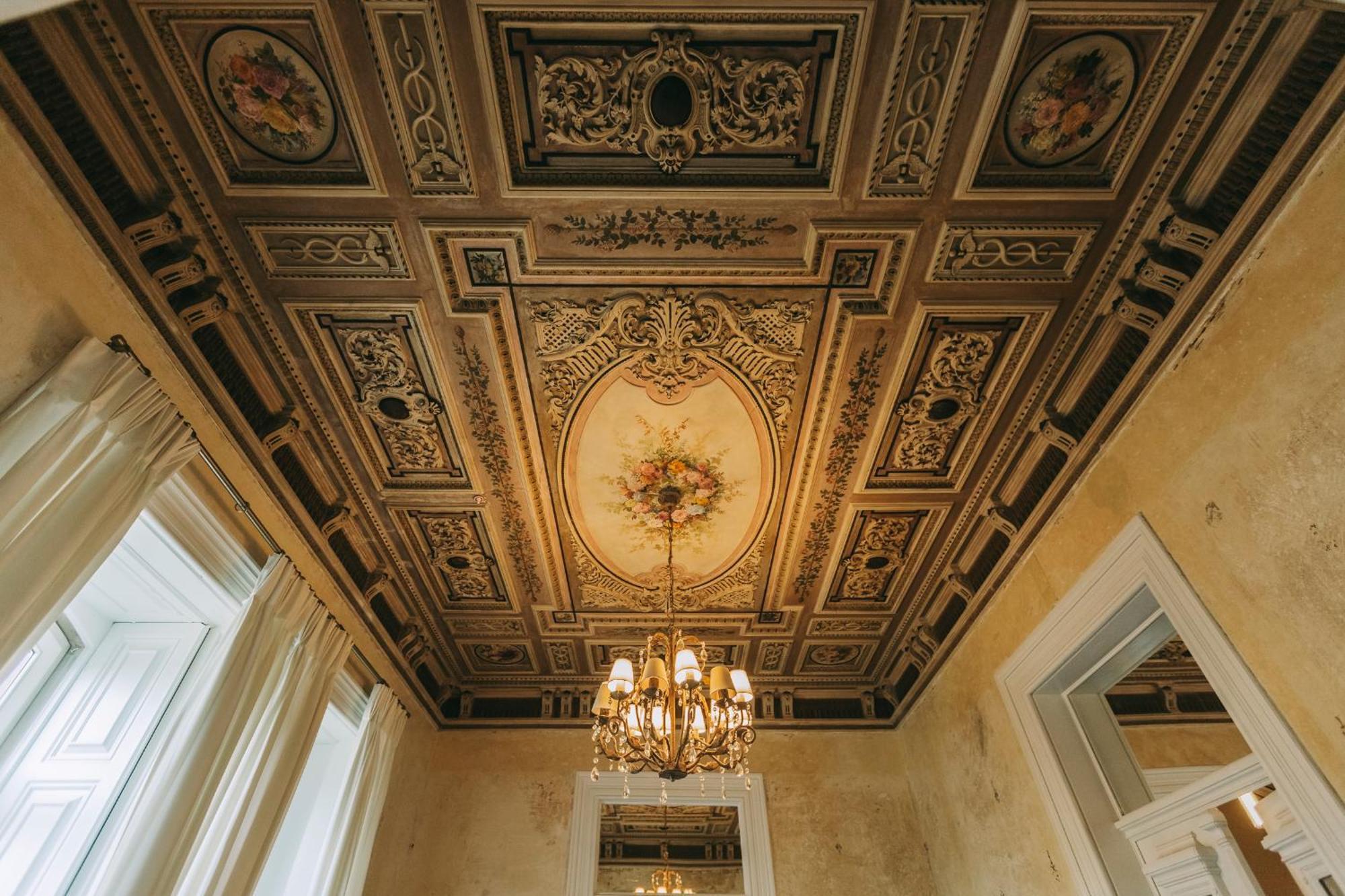 Torel Palace Лиссабон Экстерьер фото The ceiling of the ballroom
