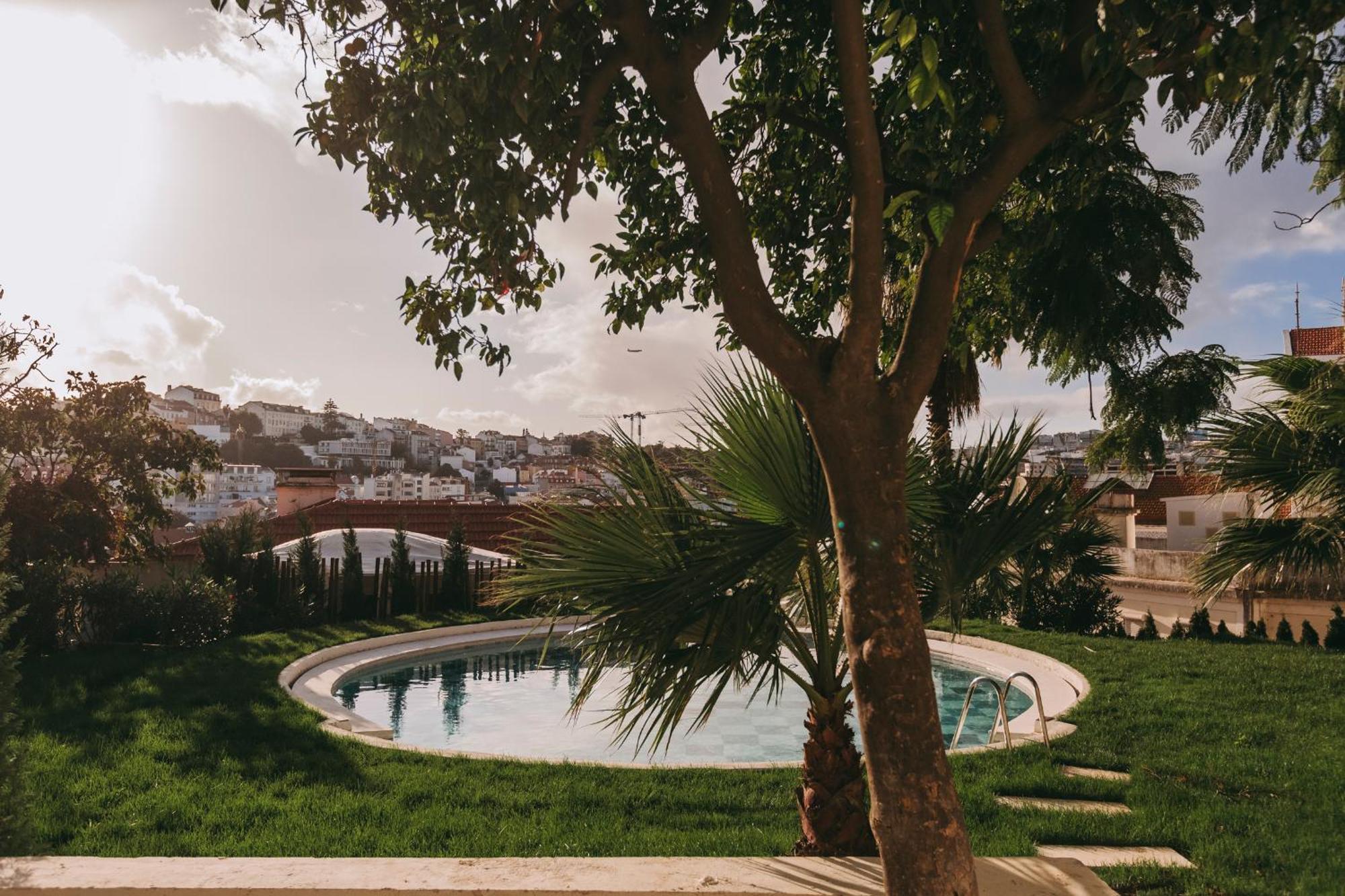 Torel Palace Лиссабон Экстерьер фото View of the swimming pool